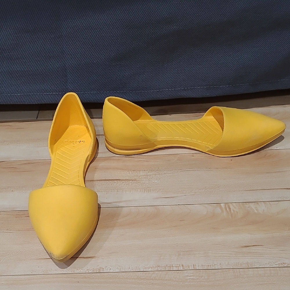 Native Women's Size 8 Yellow Flats